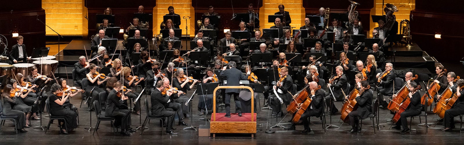 Xian Zhang conducting the New Jersey Symphony.jpg